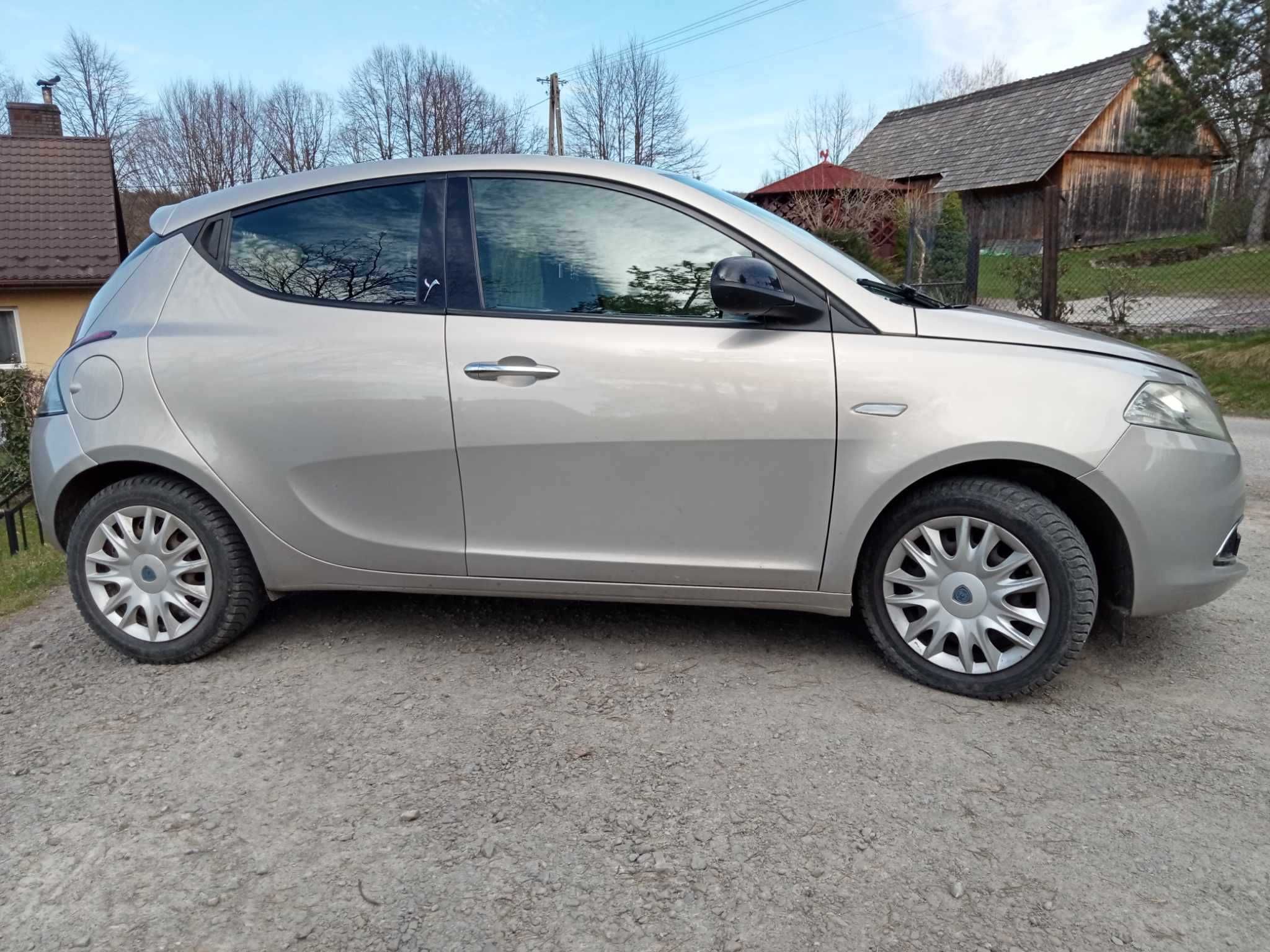 Sprzedam Lancia Ypsilon "Y" rocznik 2011