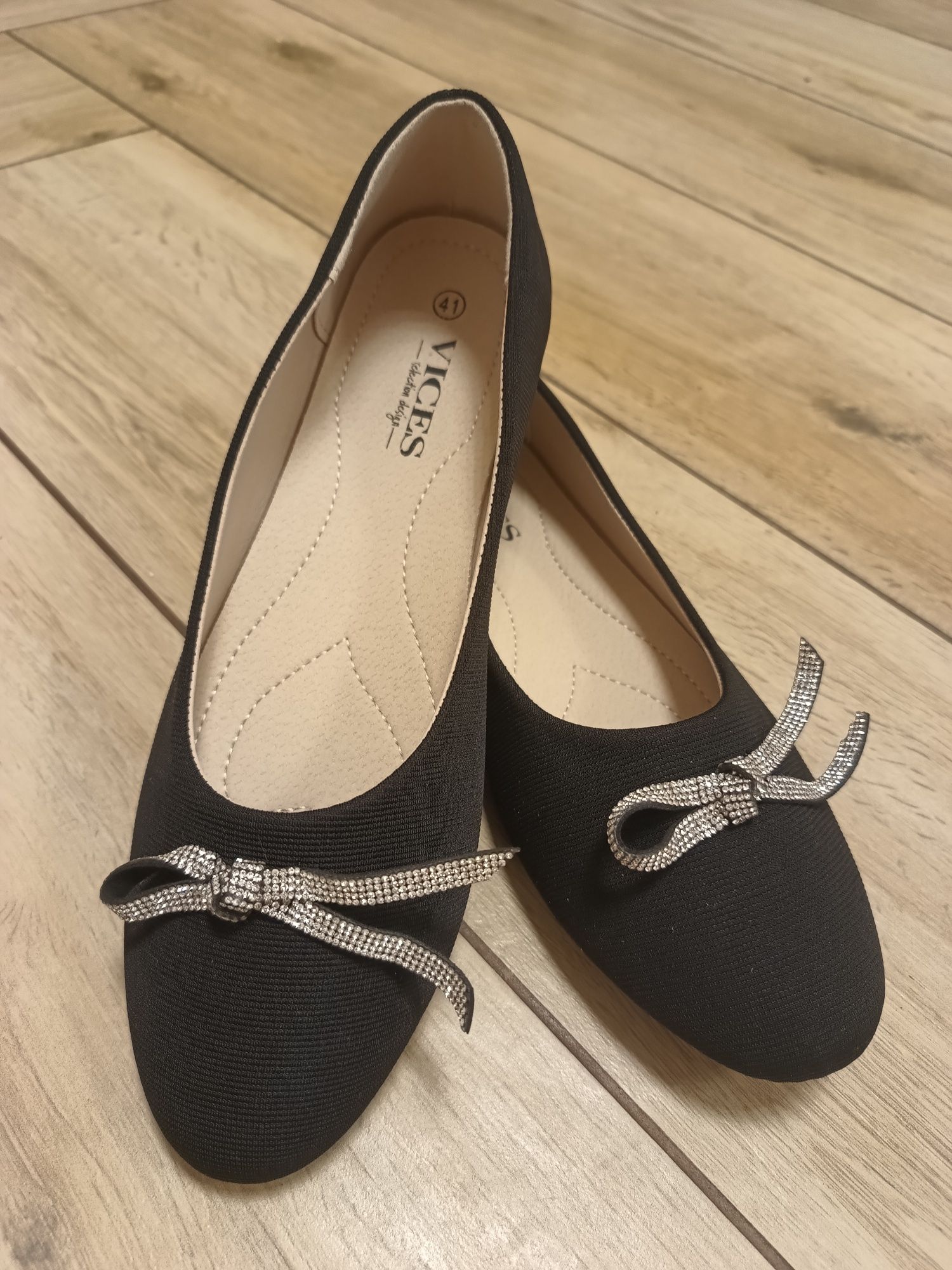 Nowe damskie czarne buty balerinki z ozdobnymi srebrnymi kokardkami 41