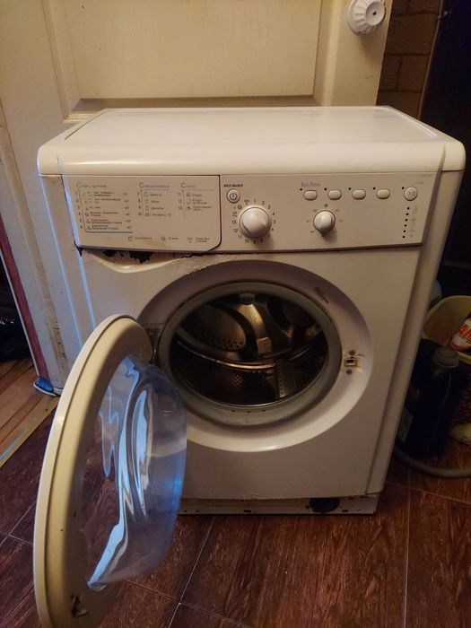 Продам стиральную машину на запчасти Indezid