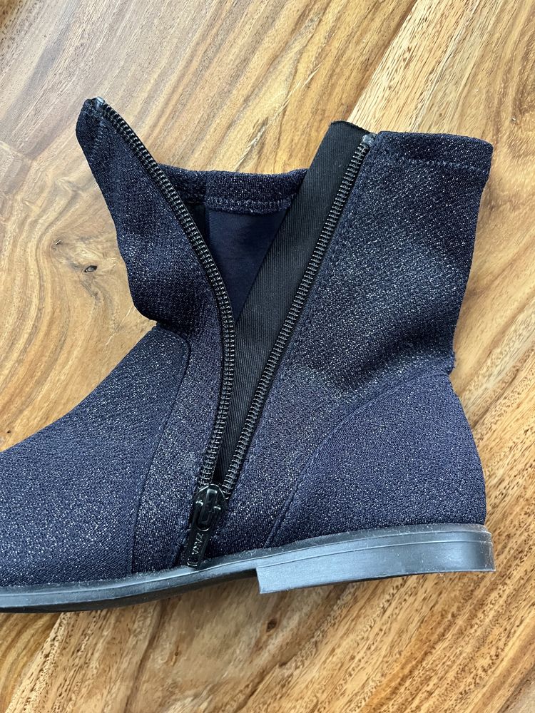Zara buty brokatowo-granatowe za kostkę