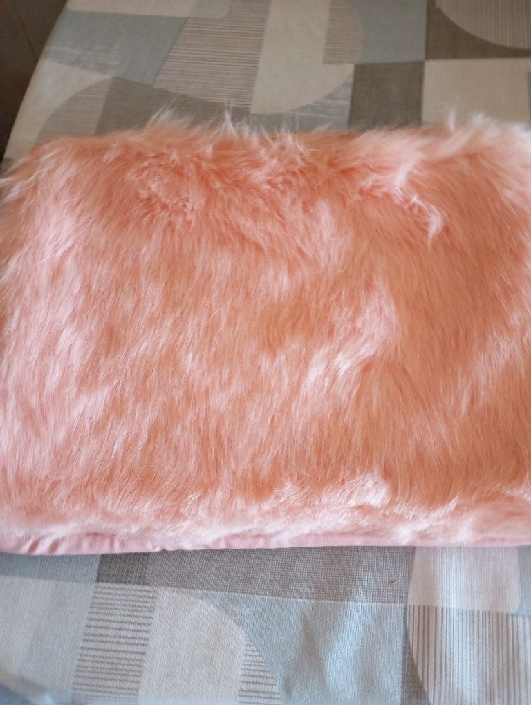 Bolsa rosa com pelo