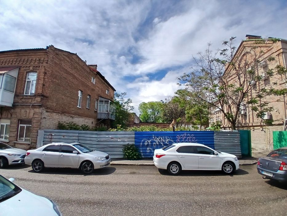 Продам, приватизовану земельну ділянку, в Центрі міста!