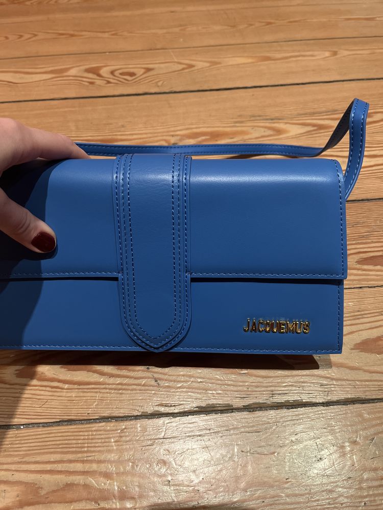 Jacquemus, Le Bambino mala azul