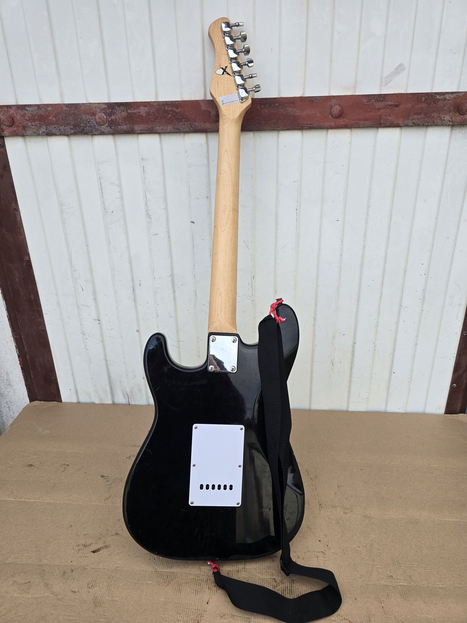 Gitarą elektryczna z małym piecykiem.