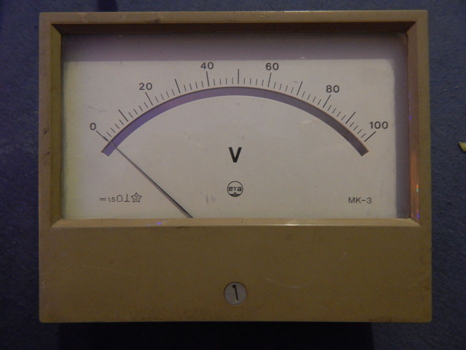 Zabytkowy woltomierz i amperomierz z 1988 roku