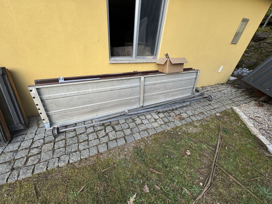 Portão seccionado em chapa cor castanho completo