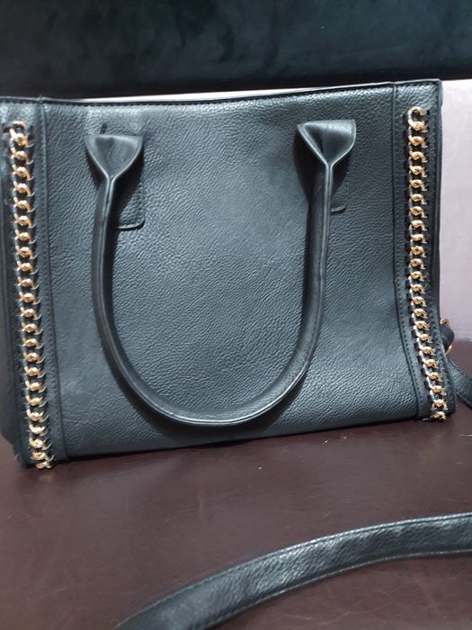 Torebka zdobiona łańcuszkiem