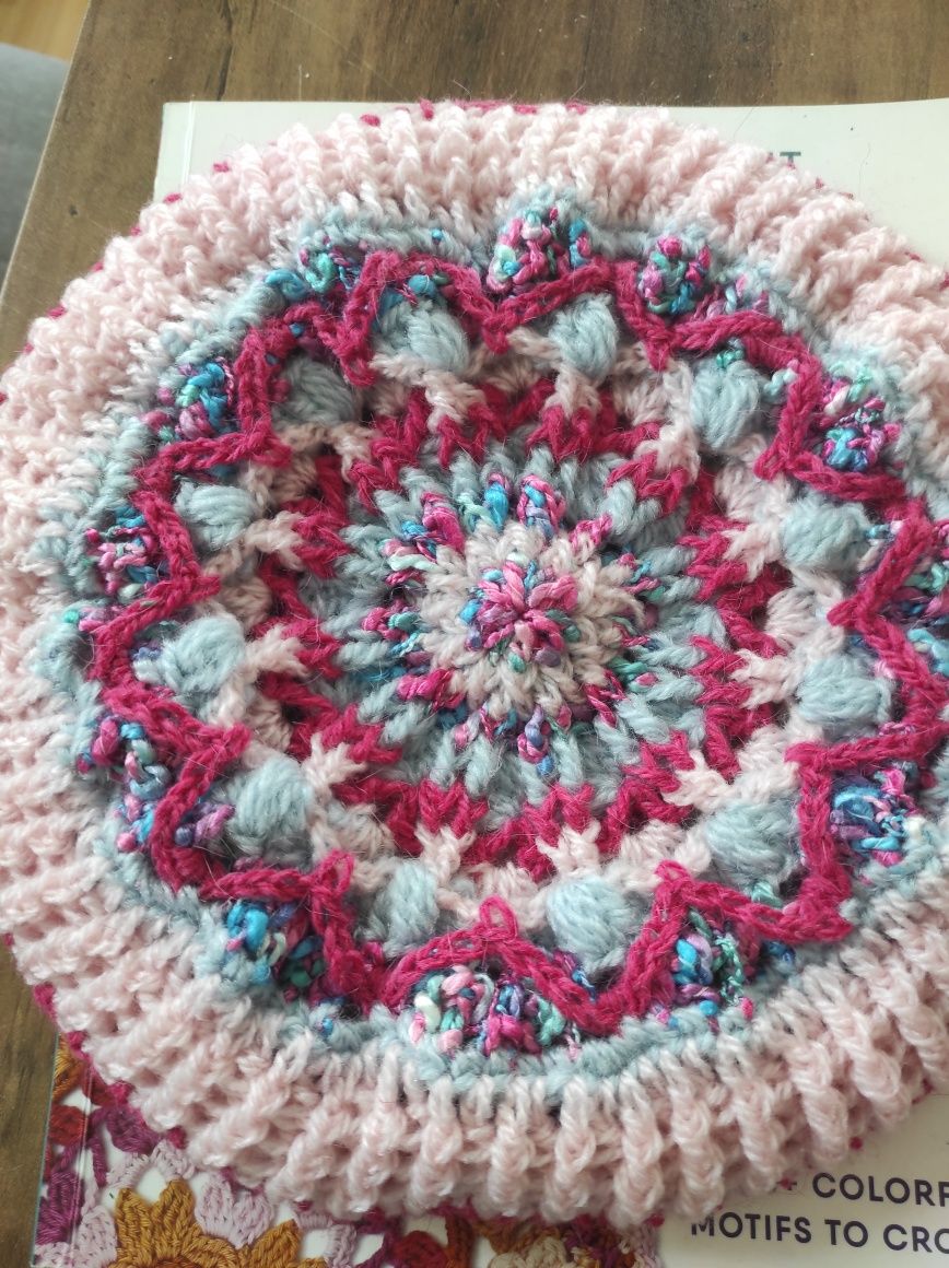 Boina feita em crochet