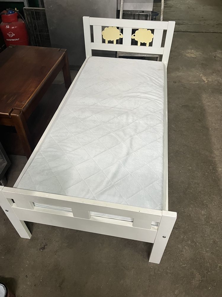 Cama de criança com colchão IKEA modelo montessori