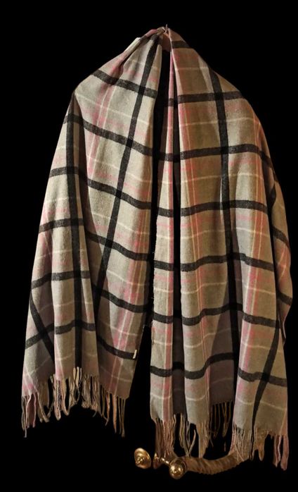 Duży ciepły szał w kratę z frędzlami