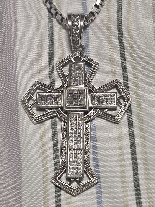 Srebrny łańcuszek z krzyżykiem