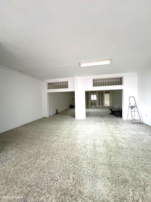 Armazém c/ Escritório e Casa de Banho