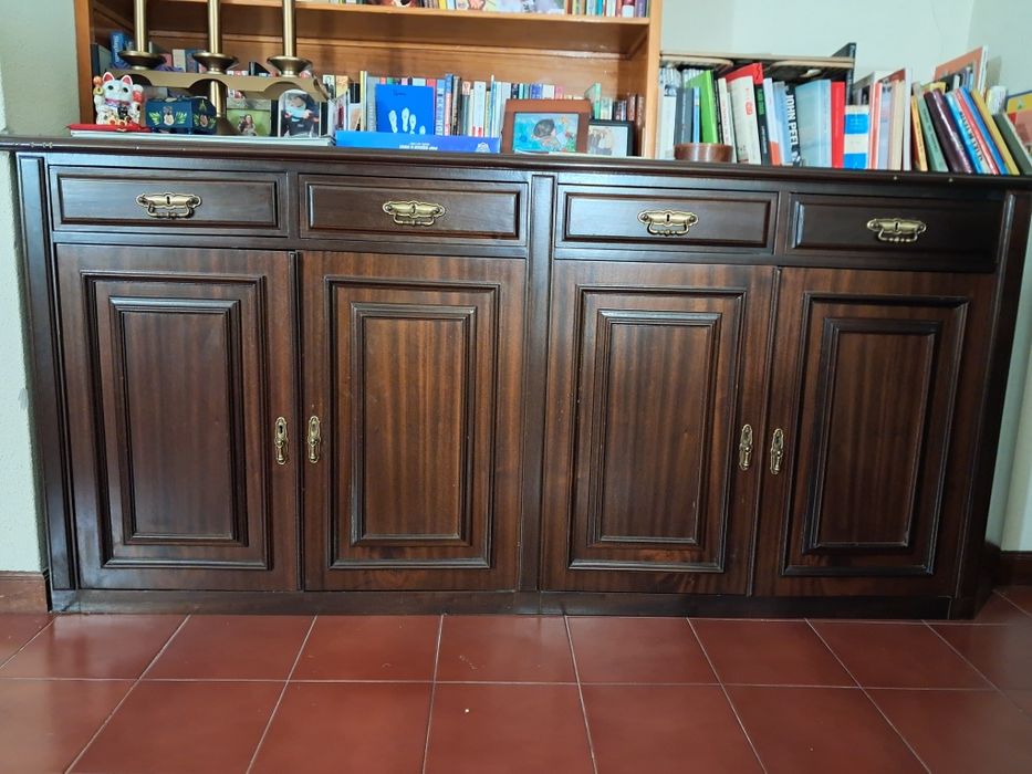 Móvel aparador castanho escuro