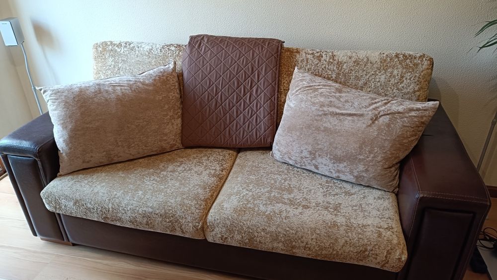 Sofá em veludo Astrakan e pele sintética