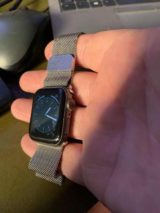 Продам Apple watch серия 5 ,40 мм .