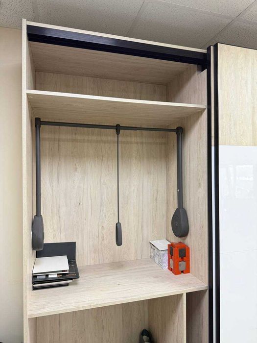 Продається виставкова шафа