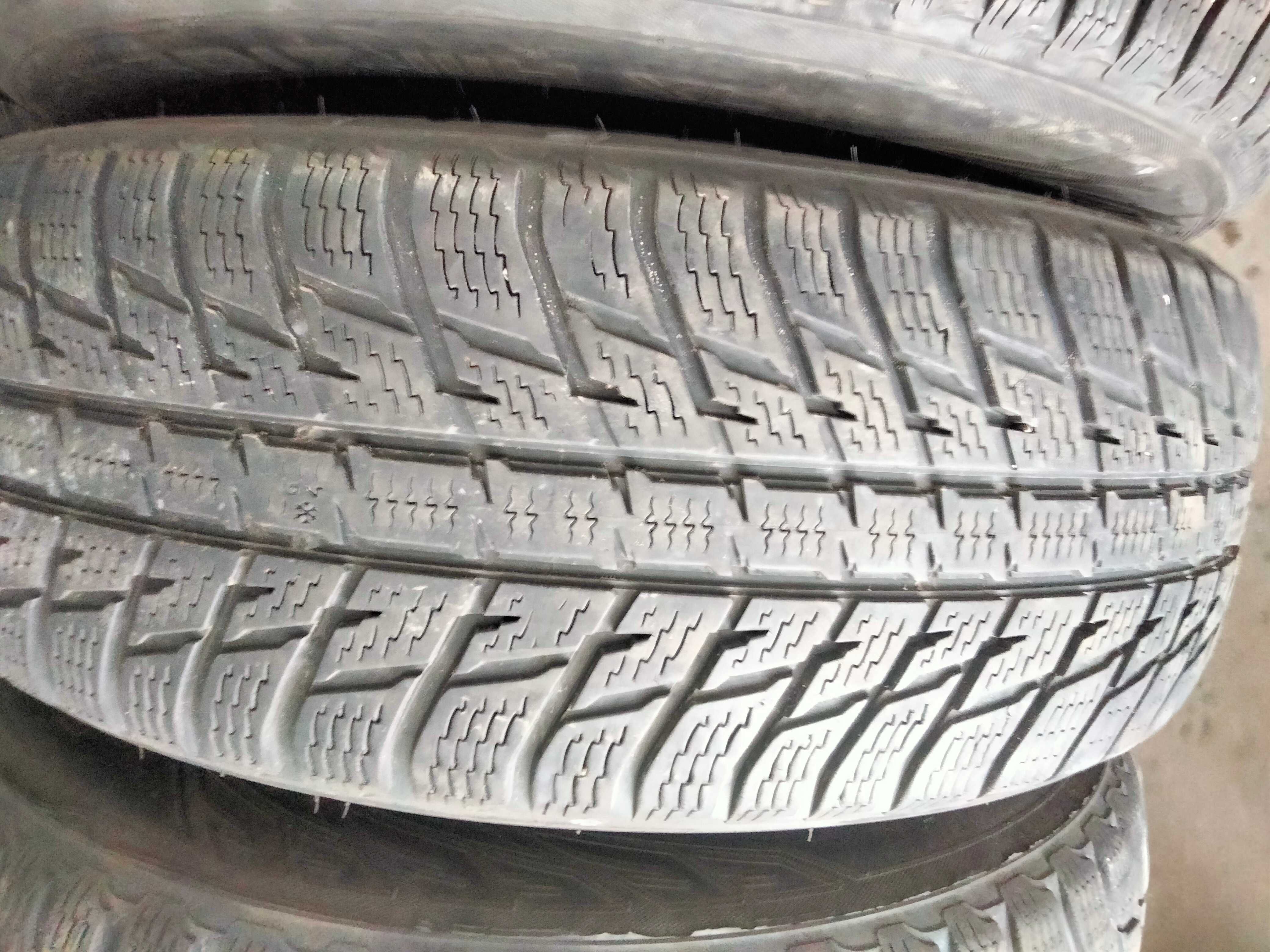 245 65R17 Nokian