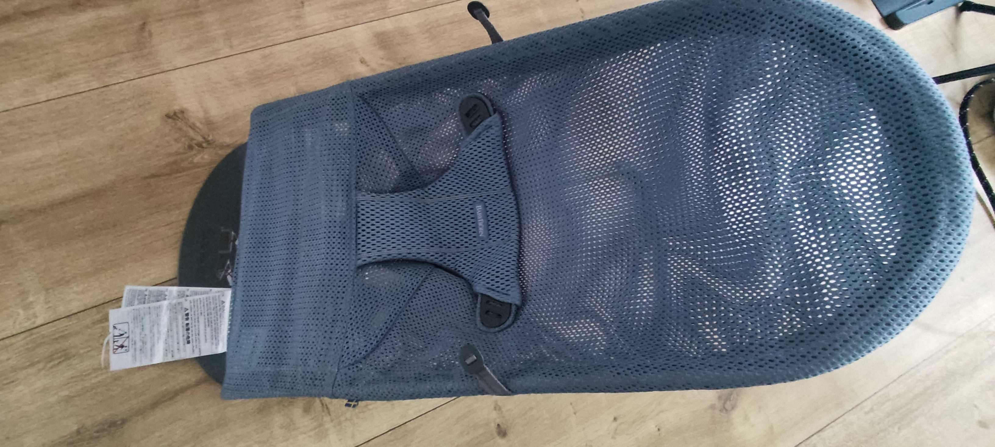 Leżaczek Babybjorn z zabawką