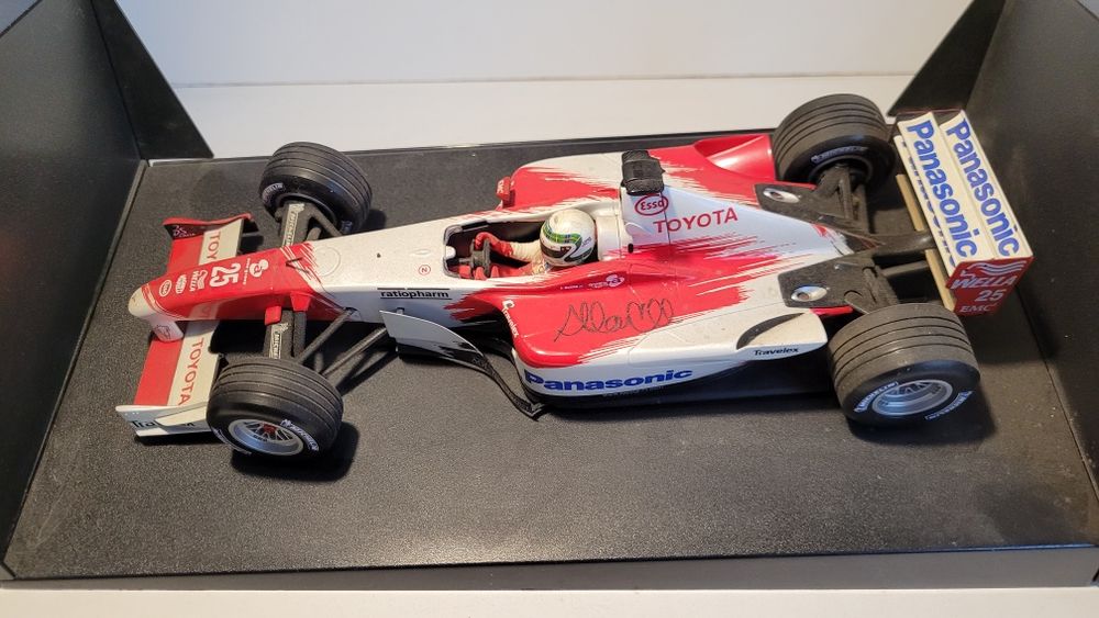 Modele 1/18  minichamps F1 toyota tf102 podpis Allan Mc Nish  mclaren