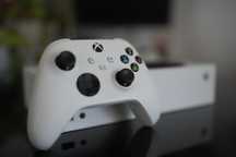 Xbox Series S – Stan bardzo dobry + oryginalny biały pad
