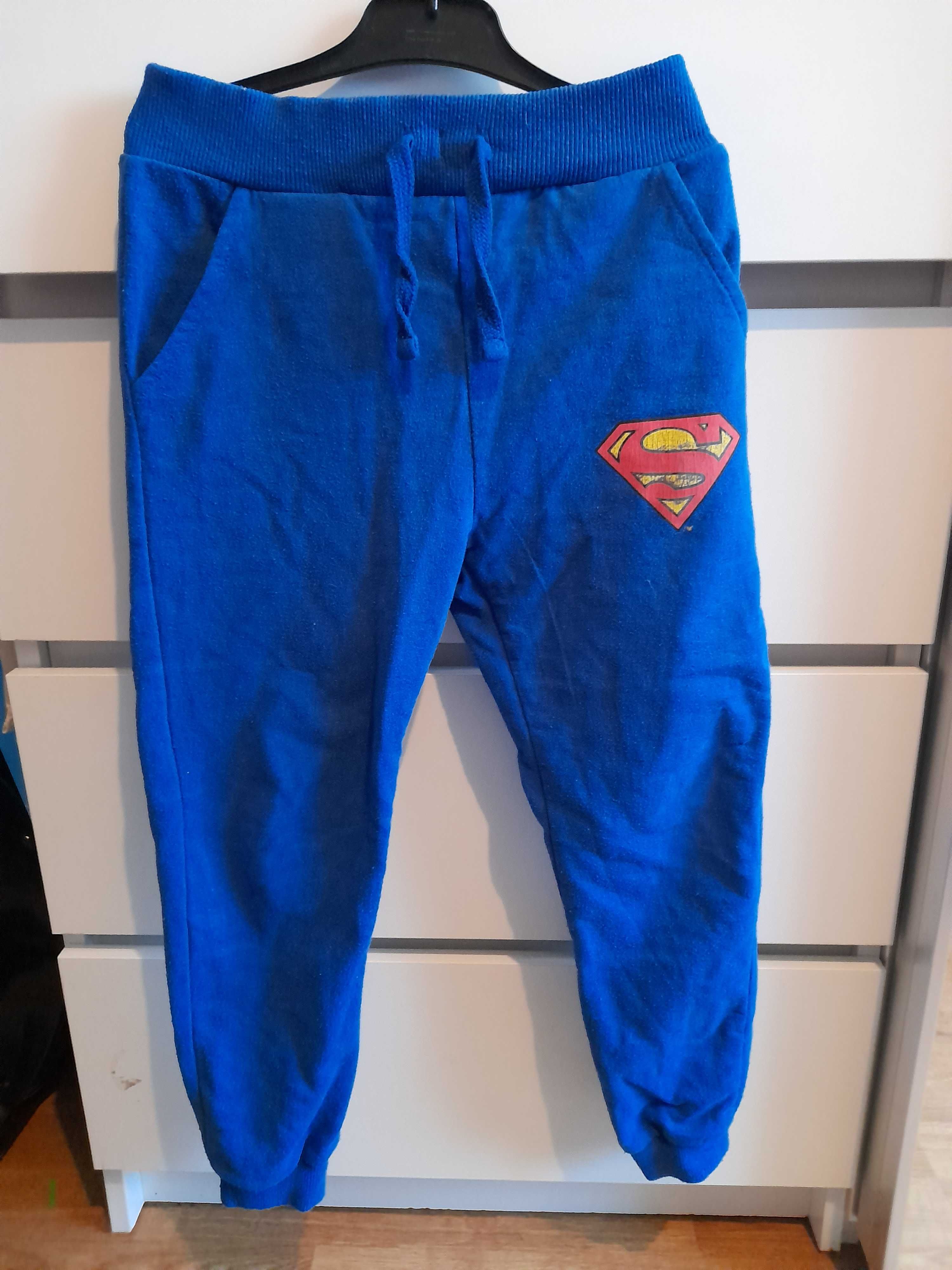 Spodnie dresowe 122 Sinsay dla chłopca superman