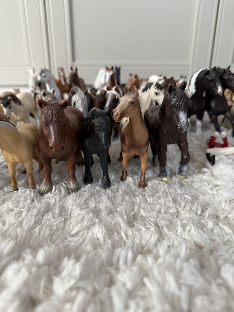 Zestaw figurek figurki modele kolekcjonerskie koniki konie zwierzęta