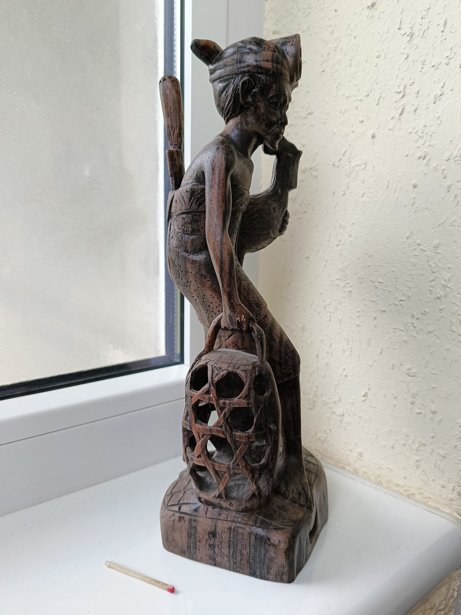 Balijski wojownik kogutów figurka drewniana rzeźba zgarbiony starzec