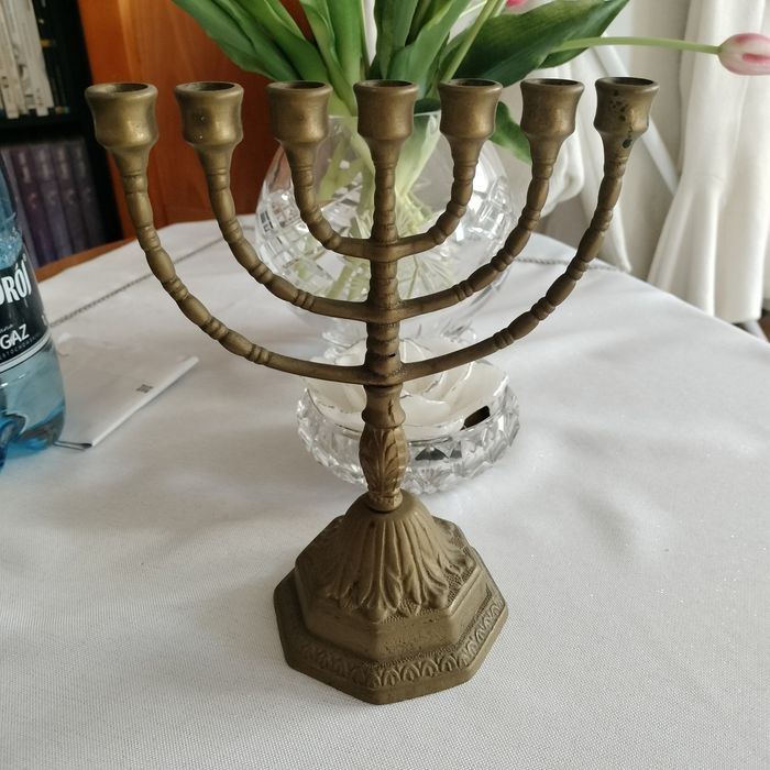 Mosiężny świecznik wys 23 cm.
