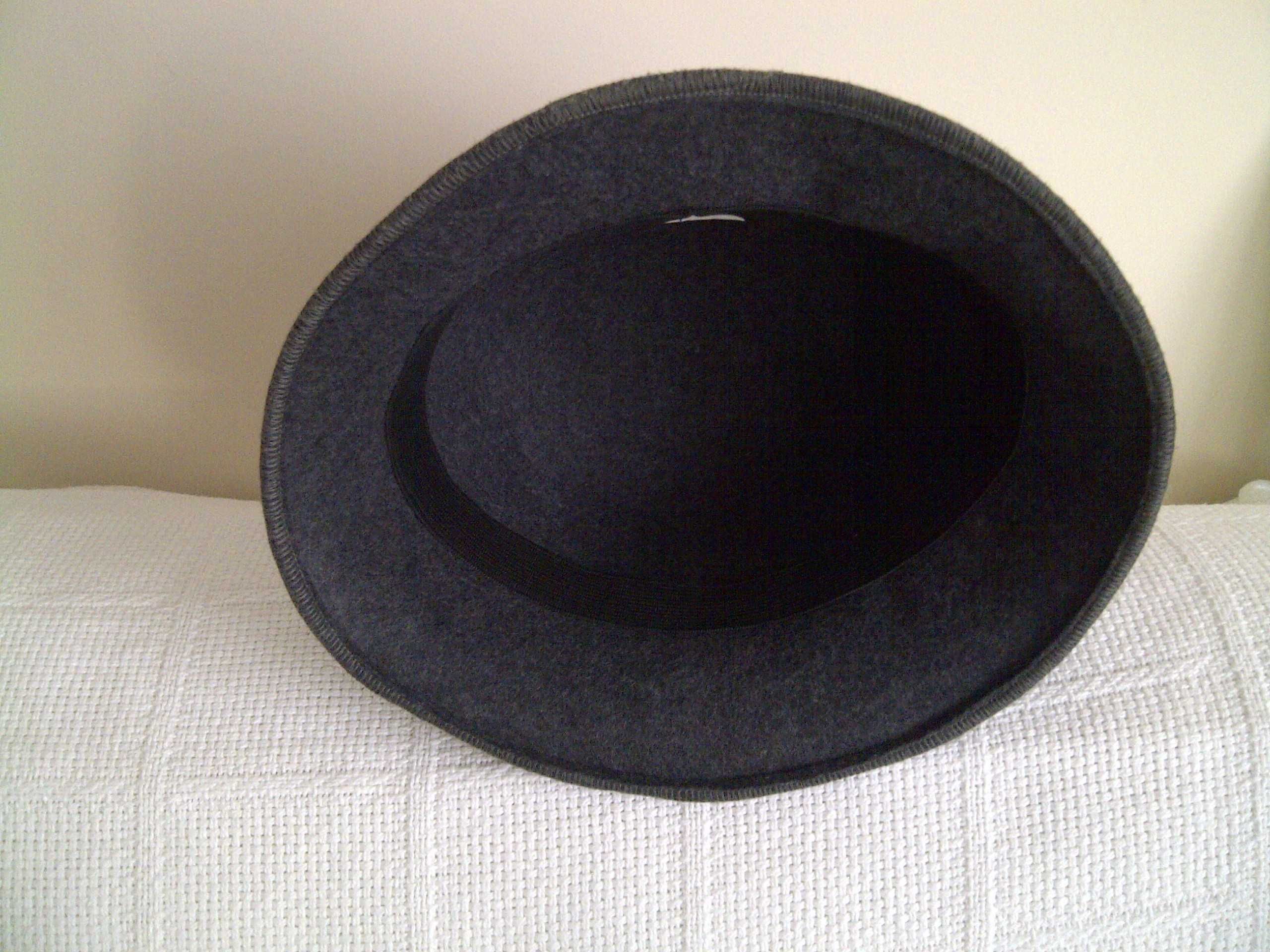kapelusz stylizowany na lata międzywojenne