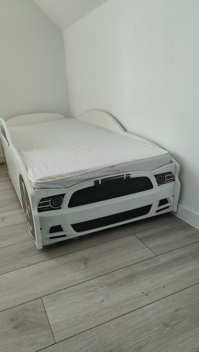 Łóżko dla chłopca z materacem autko