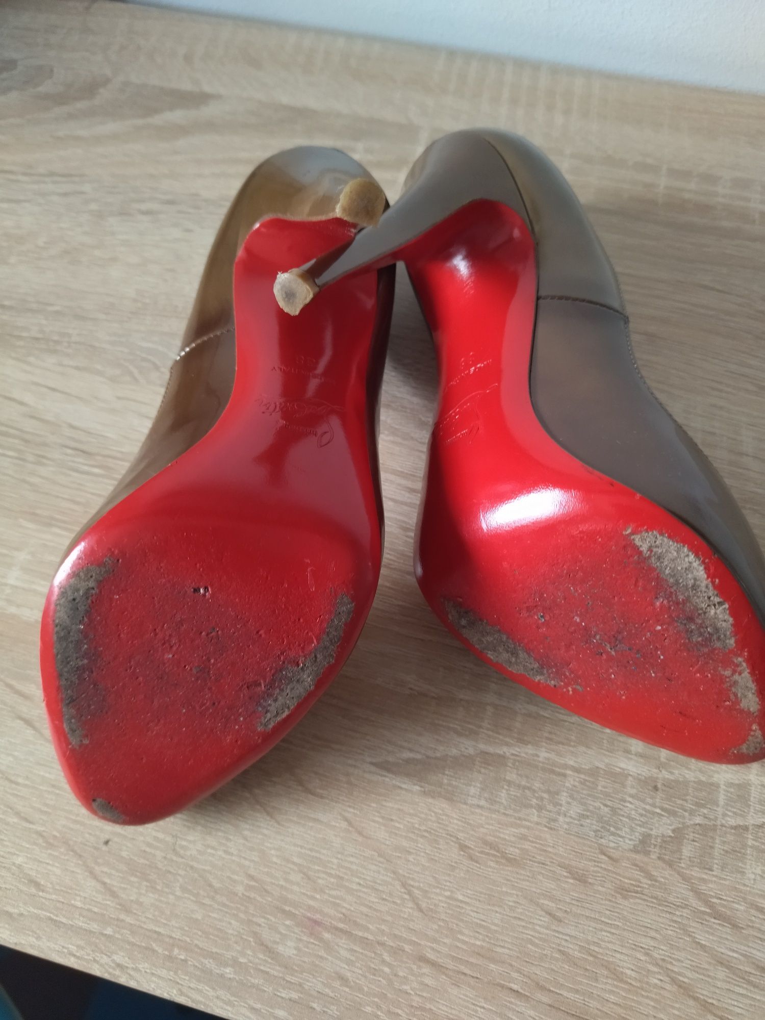 Szpilki brązowe Christiana Louboutin