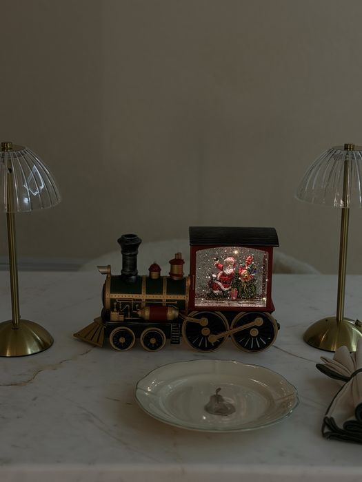 Новорічний потяг, поїзд, телевізор