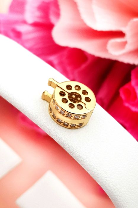 Złoty charms klips z białymi cyrkoniami pr.585