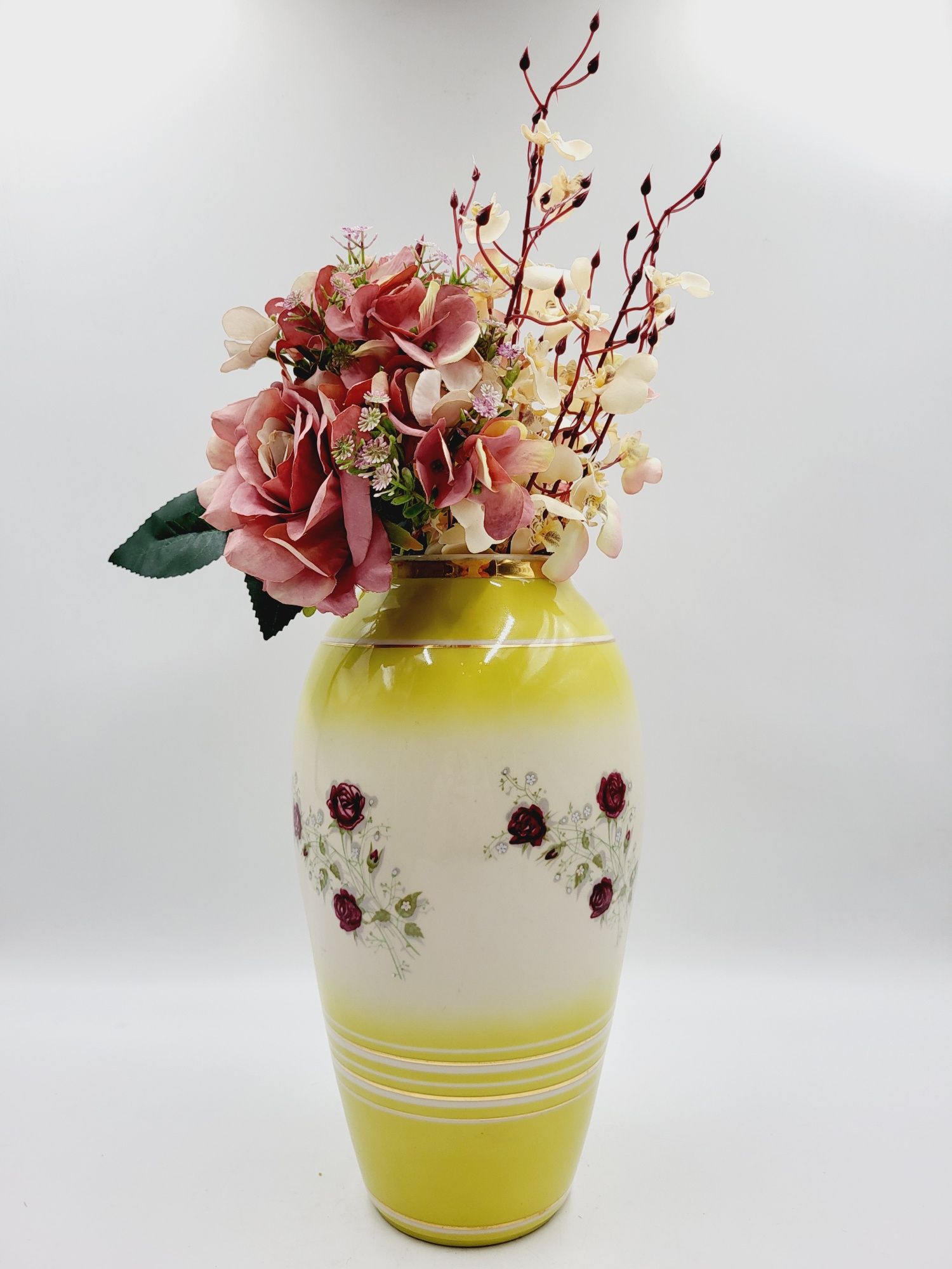 Wysoki żółty wazon w róże Chodzież PRL