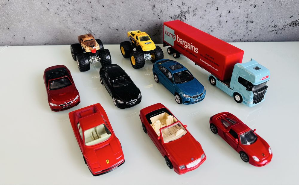 Zestaw 9 autek firm: Bburago, Hot Wheels, Welly, CMC Toys, Siku