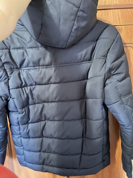 Синя чоловіча куртка.