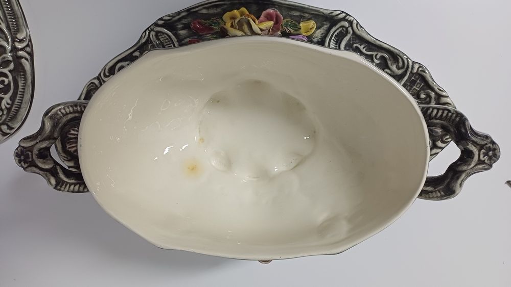 Terrina antiga em porcelana