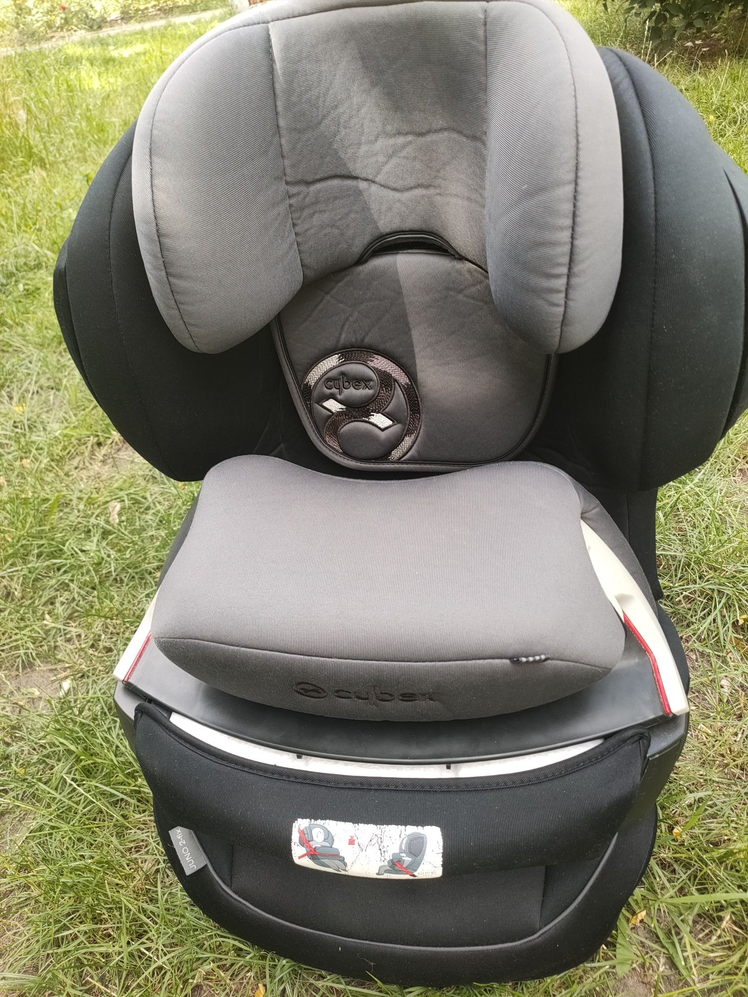 Fotelik samochodowy Cybex Juno 2-Fix (9-18 kg).