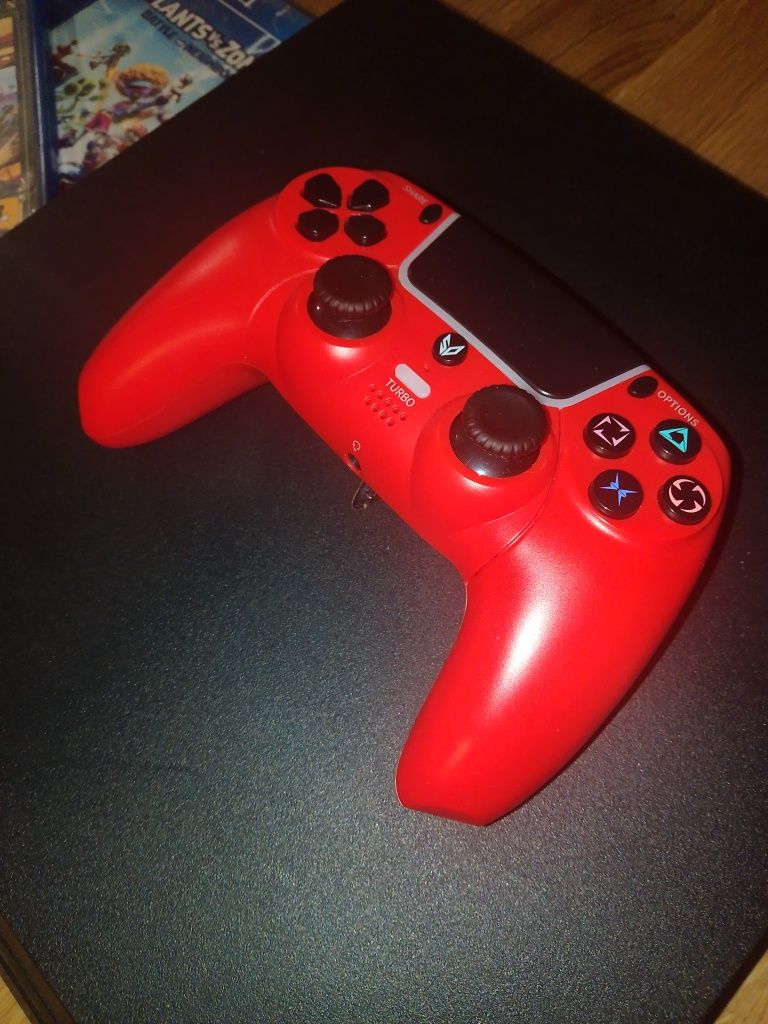 PS4 Pro 1TB + pad SteelShock 4 V2 + 4 gry – 650 zł