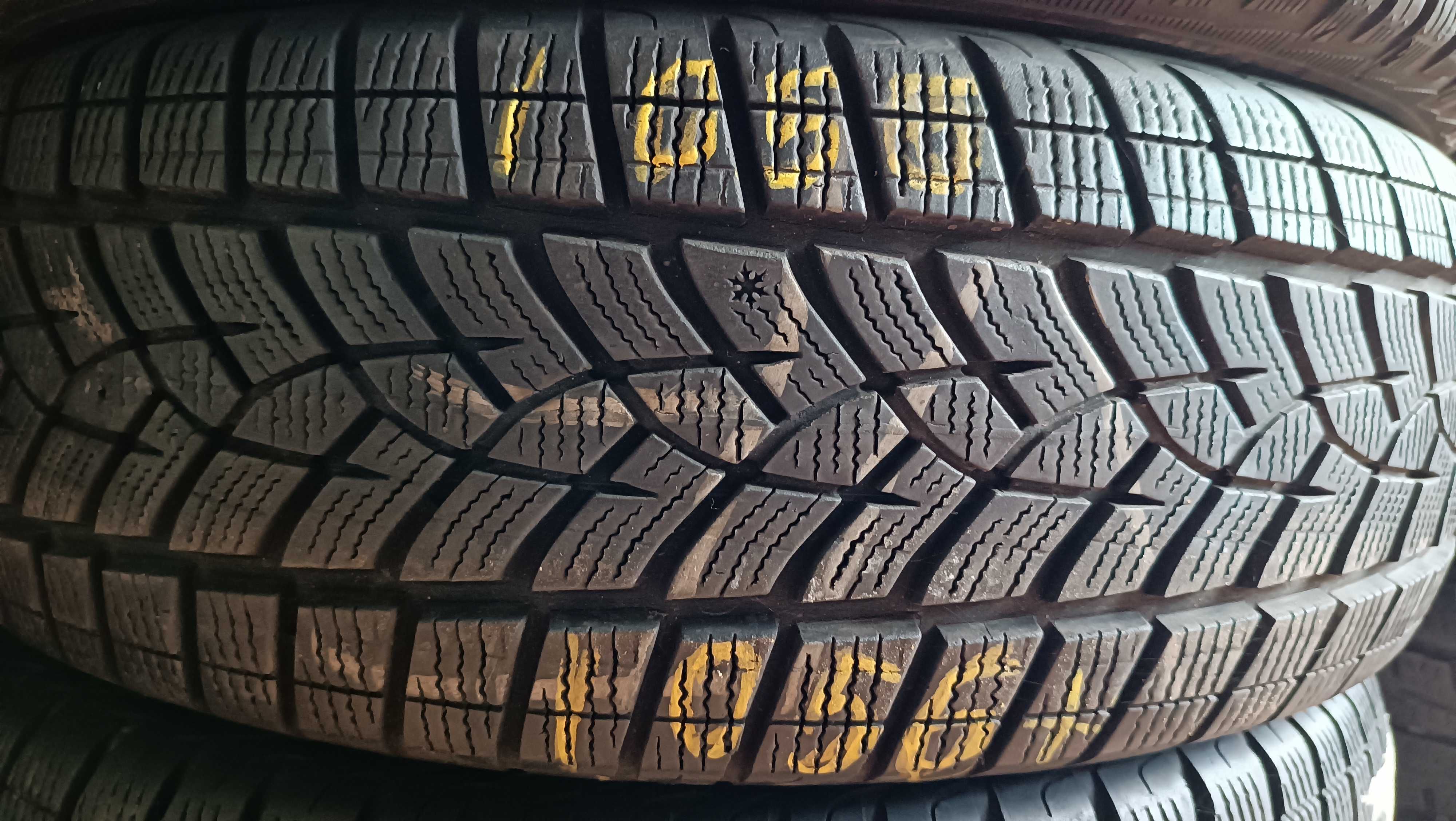 2x 215/65 R17 99V Goodyear UltraGrip Performance GEN-1 / 1056