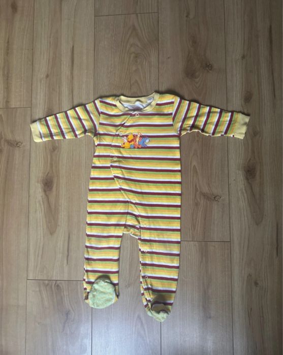 Śliczny pajacyk Kubuś Puchatek, Disney, r. 12 m-czy