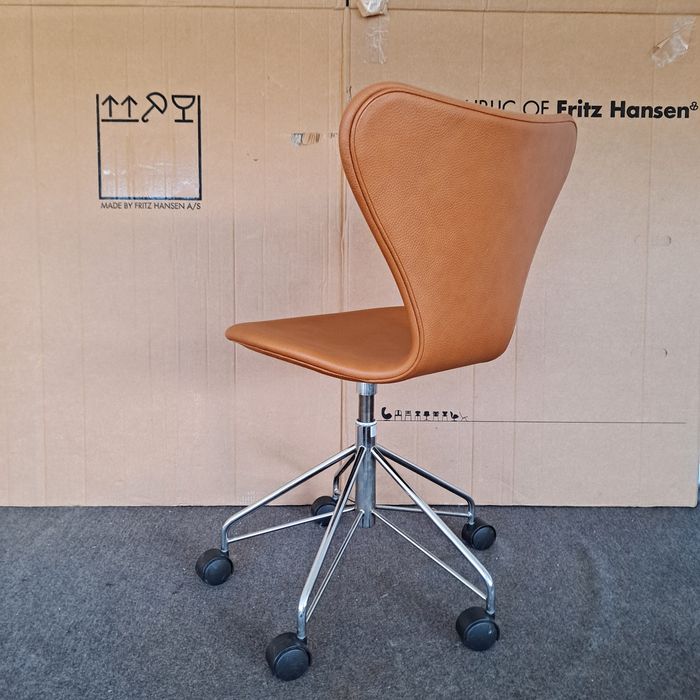 Fotel Fritz Hansen/Arne Jacobsen seria 7 skóra cognakkóra