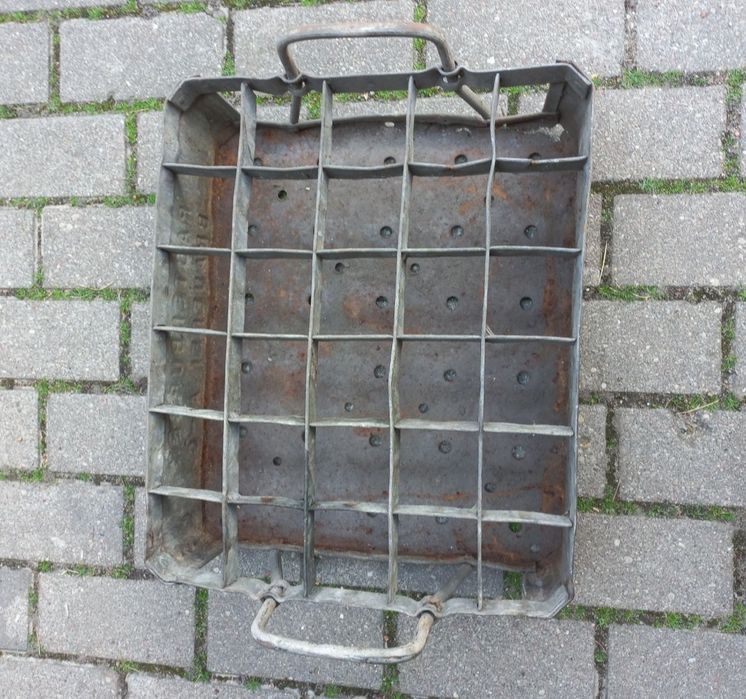 Ketrzyn. Rastenburgen.  Skrzynka poniemiecka po piwie.