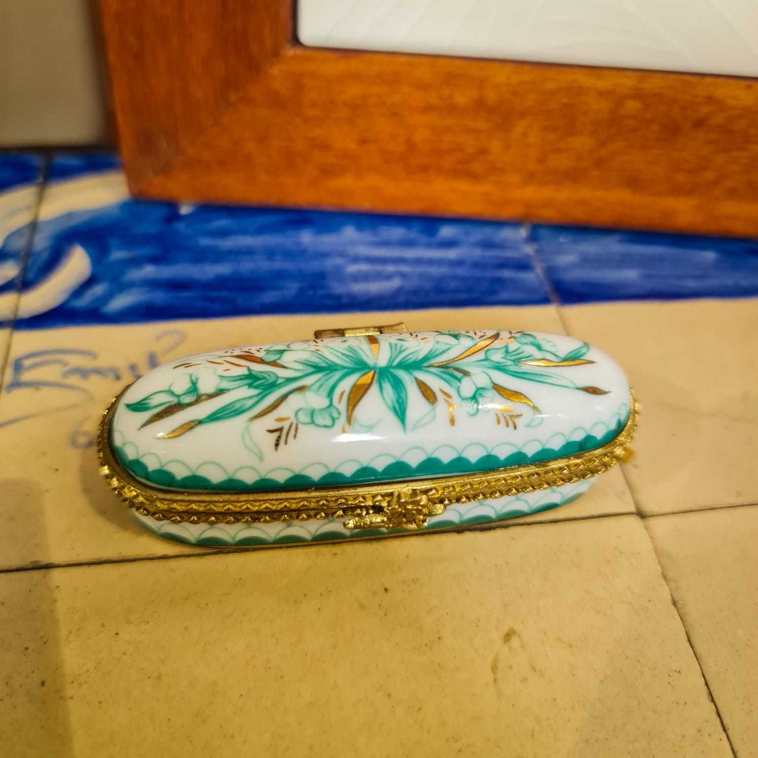 Caixa de Porcelana Pintada à Mão – Verde Floral Vintage