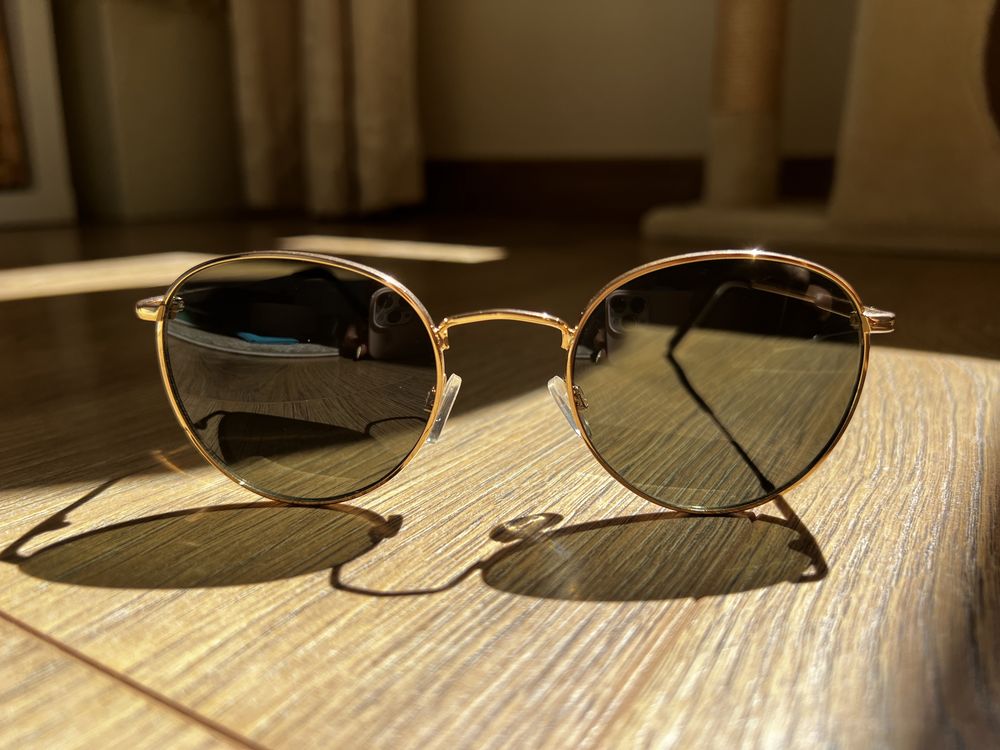 Óculos de sol armação dourada