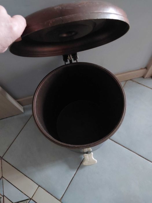 Kosz na śmieci w kolorze brązowym
