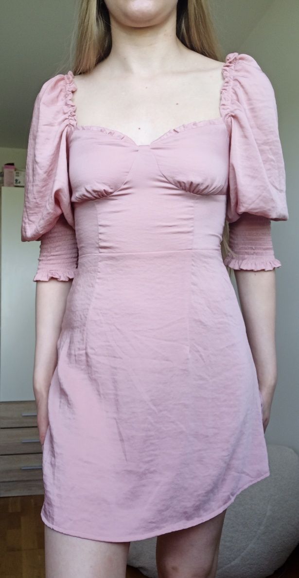 Różowa satynowa sukienka