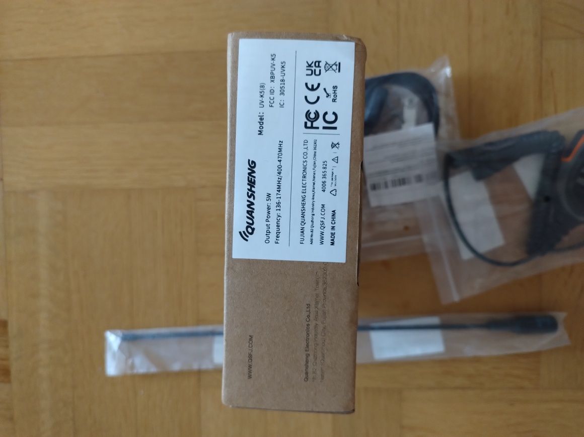 Krótkofalówka Quansheng UV-K5(8) z dodatkowymi akcesoriami.
