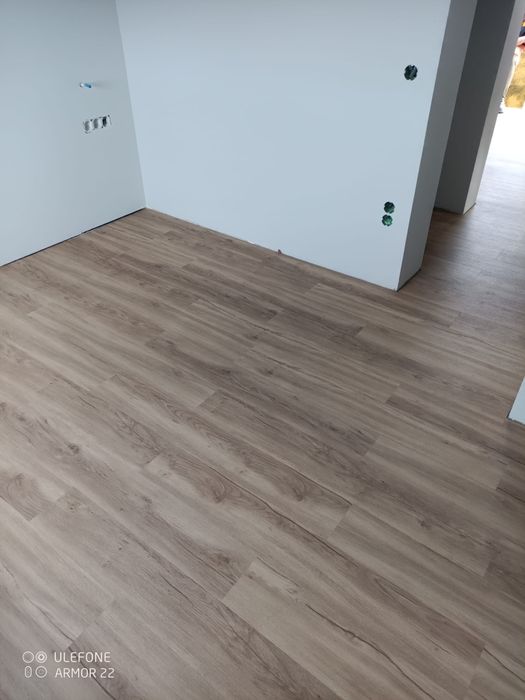 Montagem De Pavimento flutuante / vinílico SPC  e Rodapés