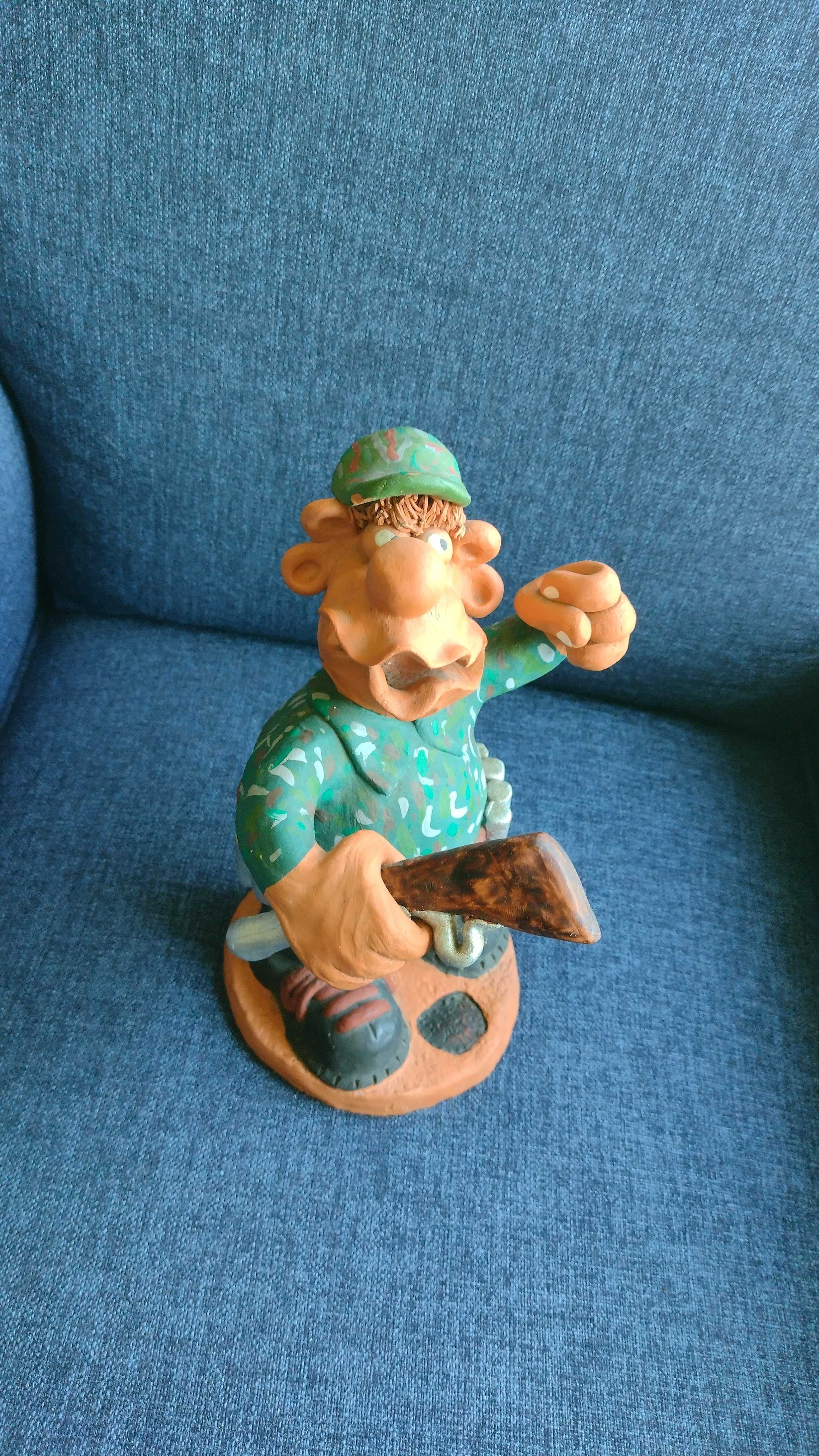 Artesanato figurativo de barro, figura Caçador, marca Barro Alto